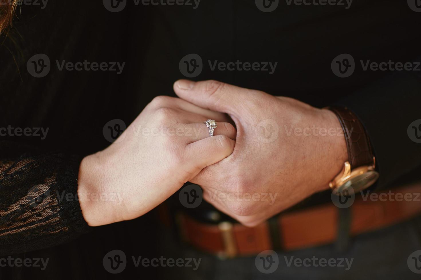 dois amantes, um casal, um menino e uma menina estão de mãos dadas. a garota na mão dela é uma aliança de casamento. o conceito de amor foto