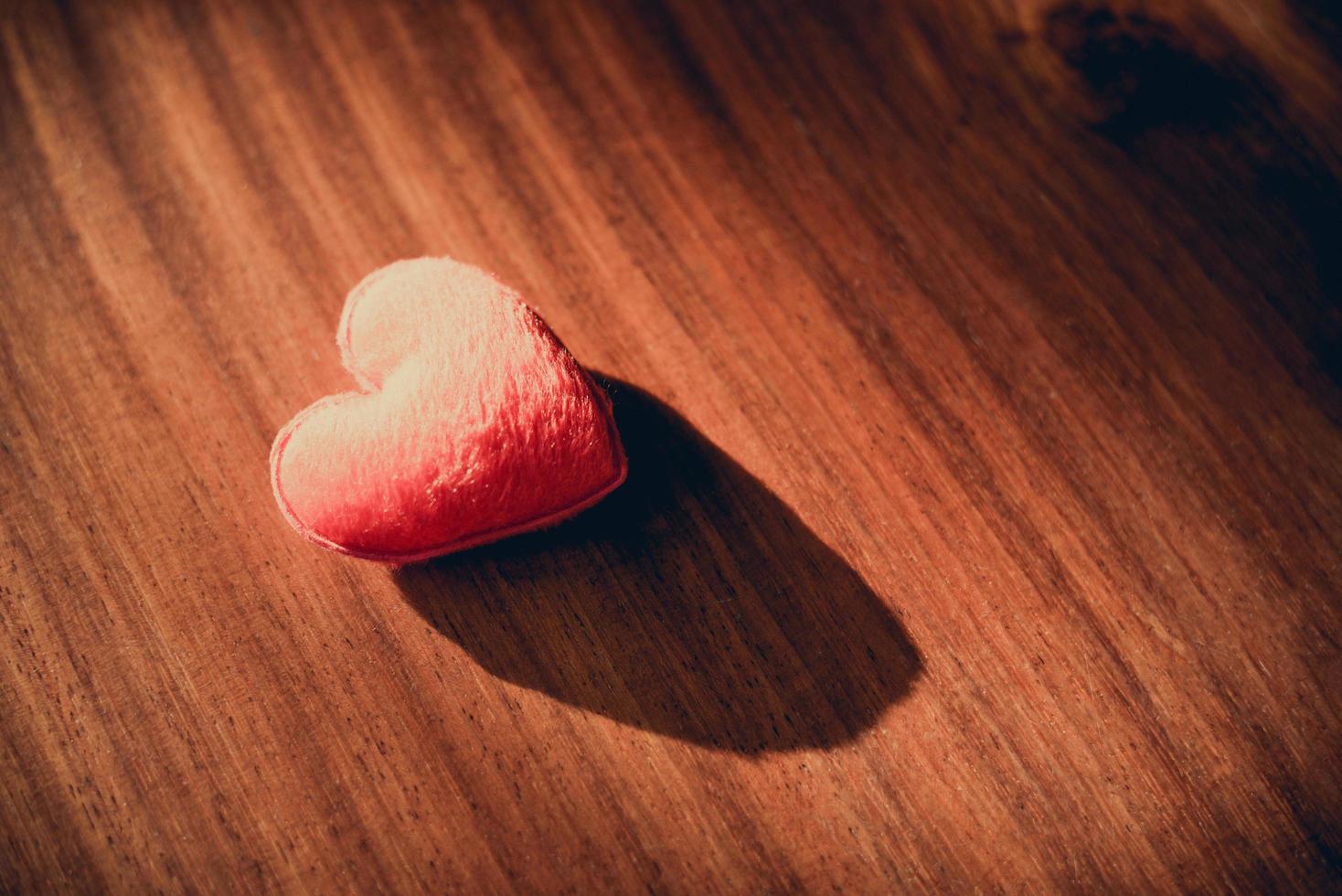 solitário, triste, de coração partido, desapontado, conceito do dia dos namorados - corações em um fundo de madeira foto