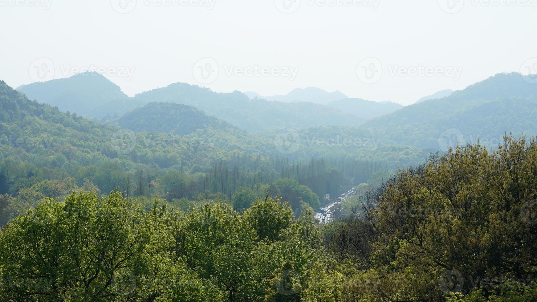 as belas paisagens do lago na cidade de Hangzhou, na China, na primavera, com montanhas verdes frescas foto