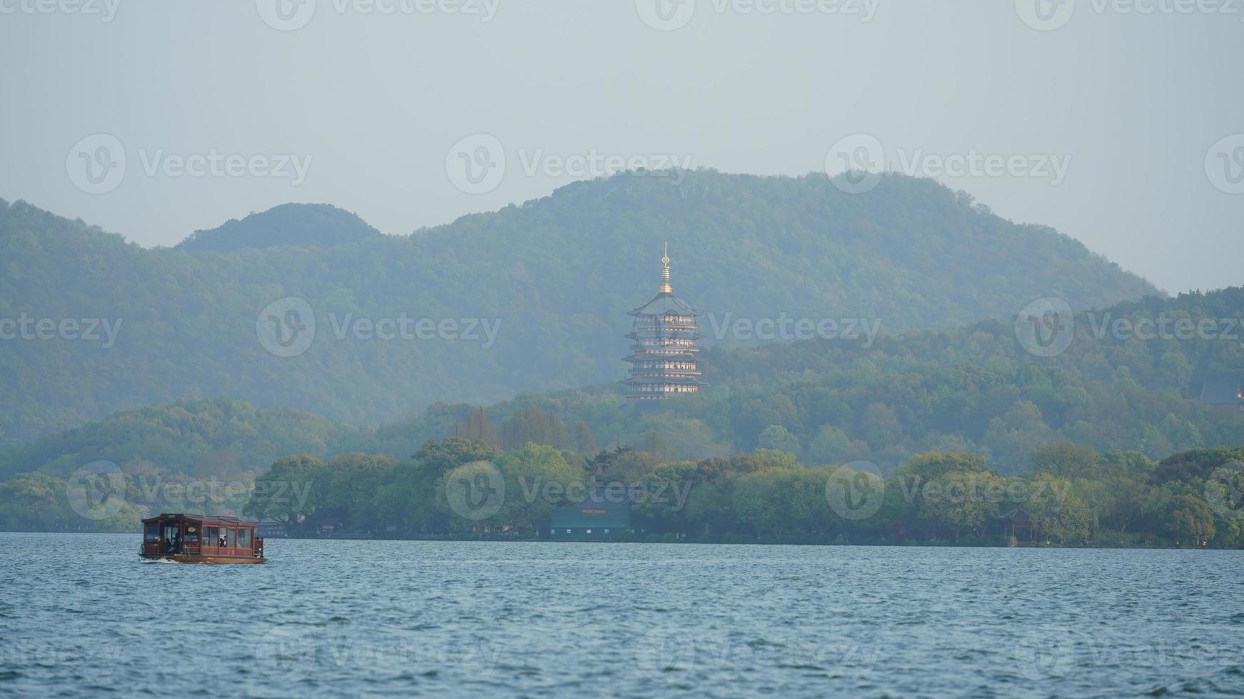 as belas paisagens do lago na cidade de Hangzhou, na China, na primavera, com uma antiga torre de templo localizada na costa foto