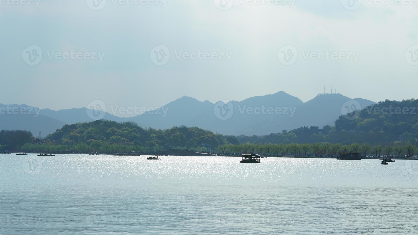 as belas paisagens do lago na cidade de Hangzhou, na China, na primavera, com o lago tranquilo e as montanhas verdes frescas foto
