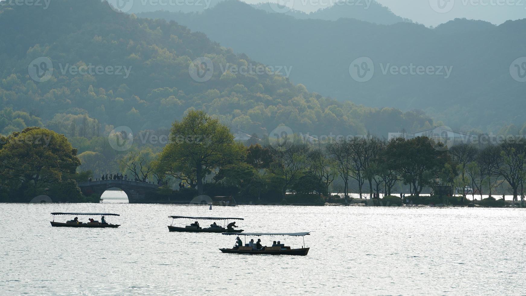 as belas paisagens do lago na cidade de Hangzhou, na China, na primavera, com o lago tranquilo e as montanhas verdes frescas foto