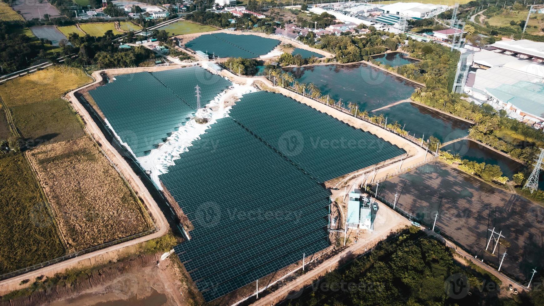 vista aérea de uma fazenda solar, produzindo energia limpa durante a noite. visível em toda a área foto