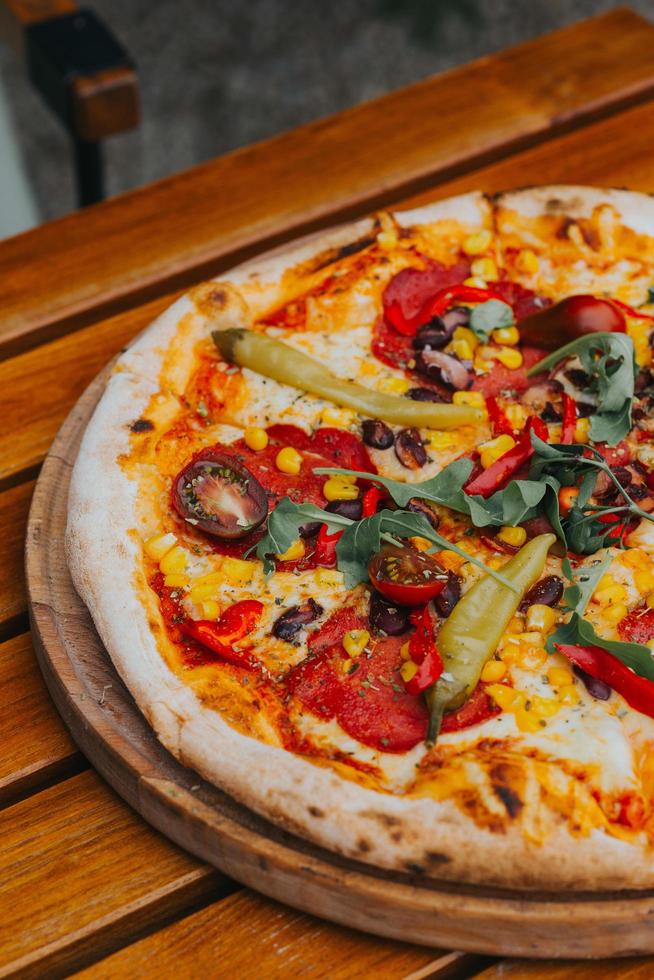 pizza na mesa de madeira foto