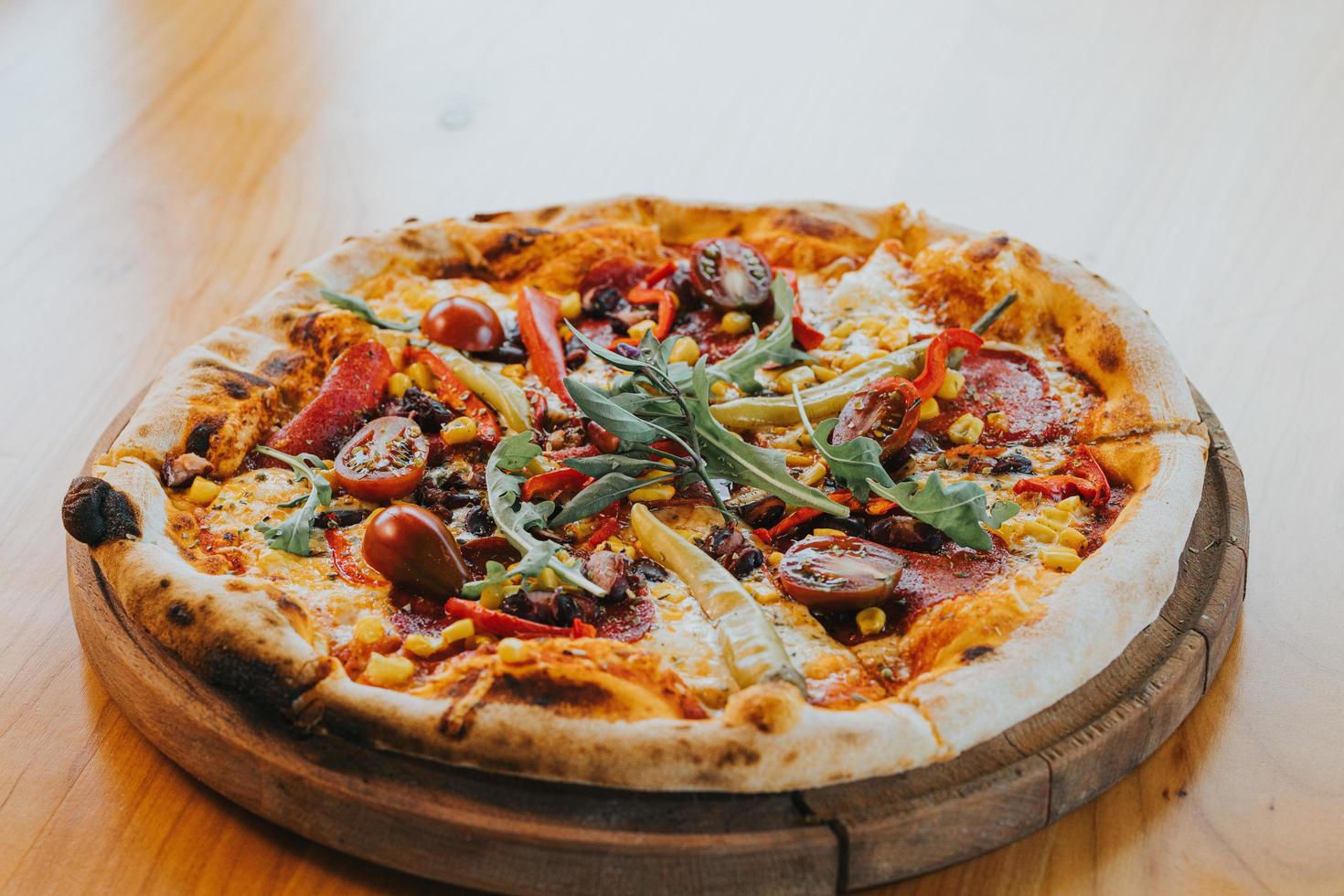 pizza na mesa de madeira foto