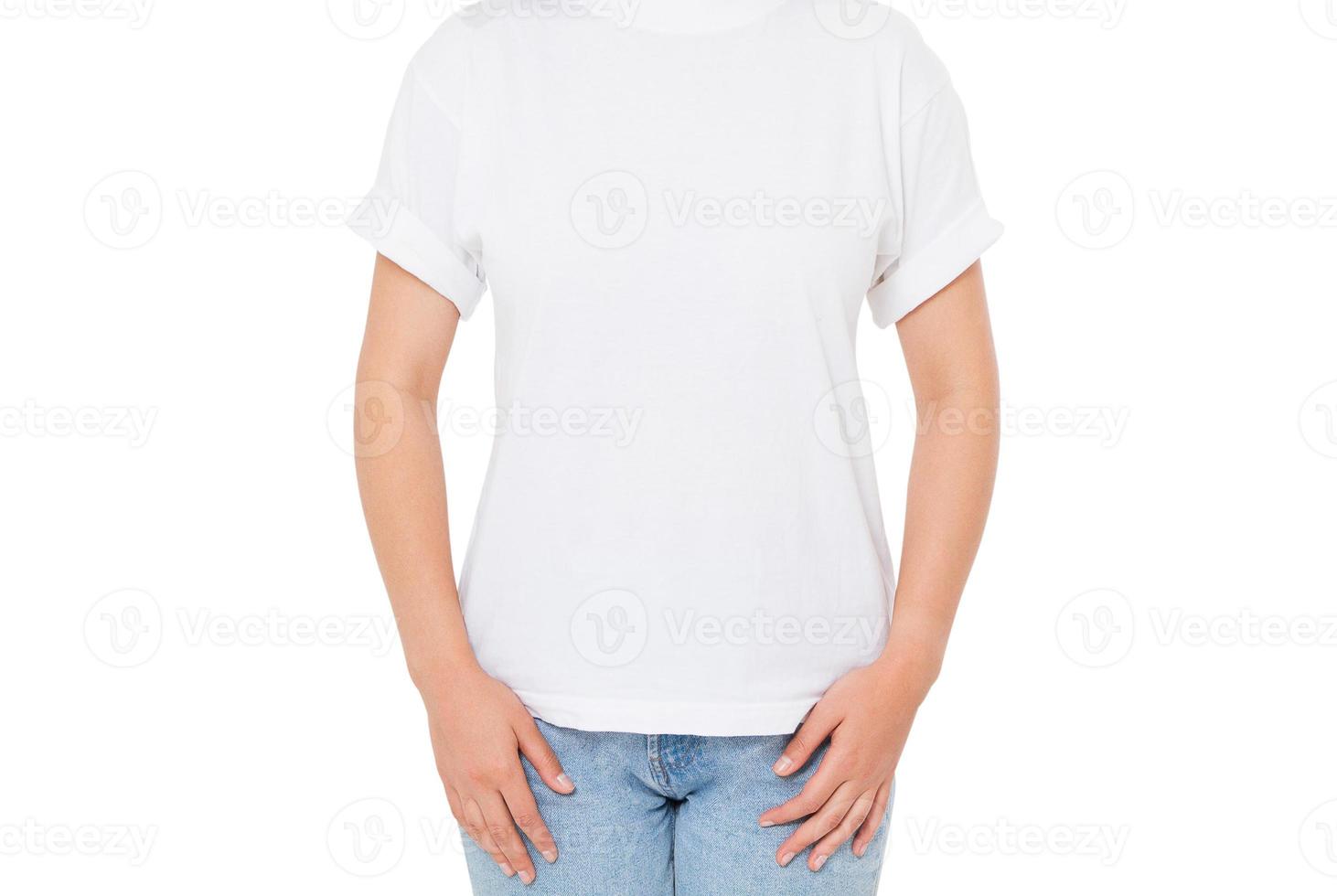 mulher asiática em t-shirt branca isolada - menina em t-shirt elegante close-up foto