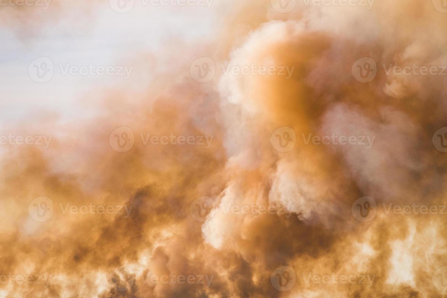 grandes nuvens de fumaça contra o céu. foto