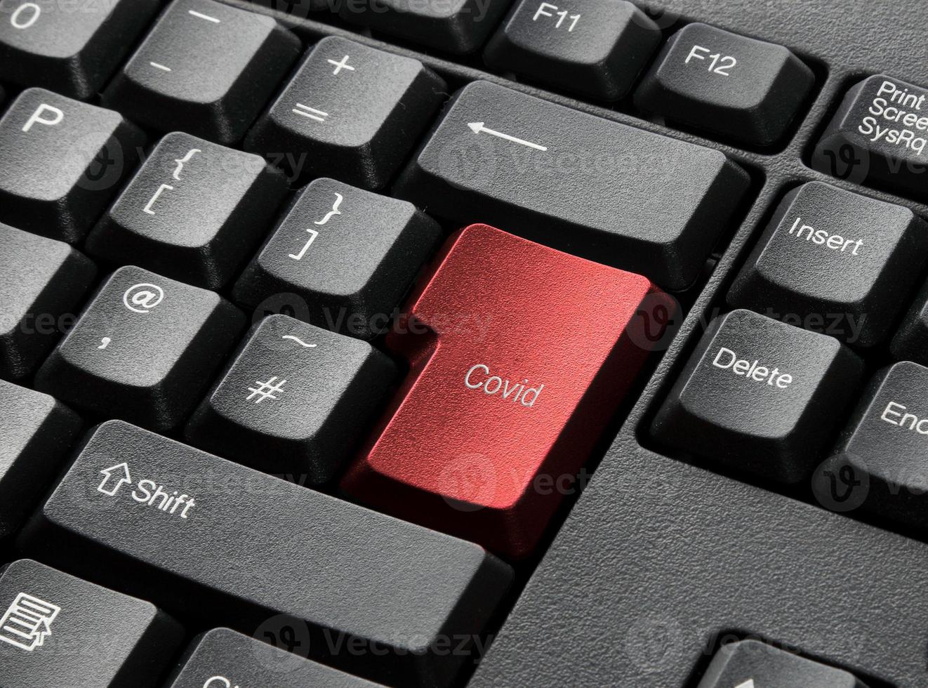um teclado preto com chave vermelha cobiçosa foto