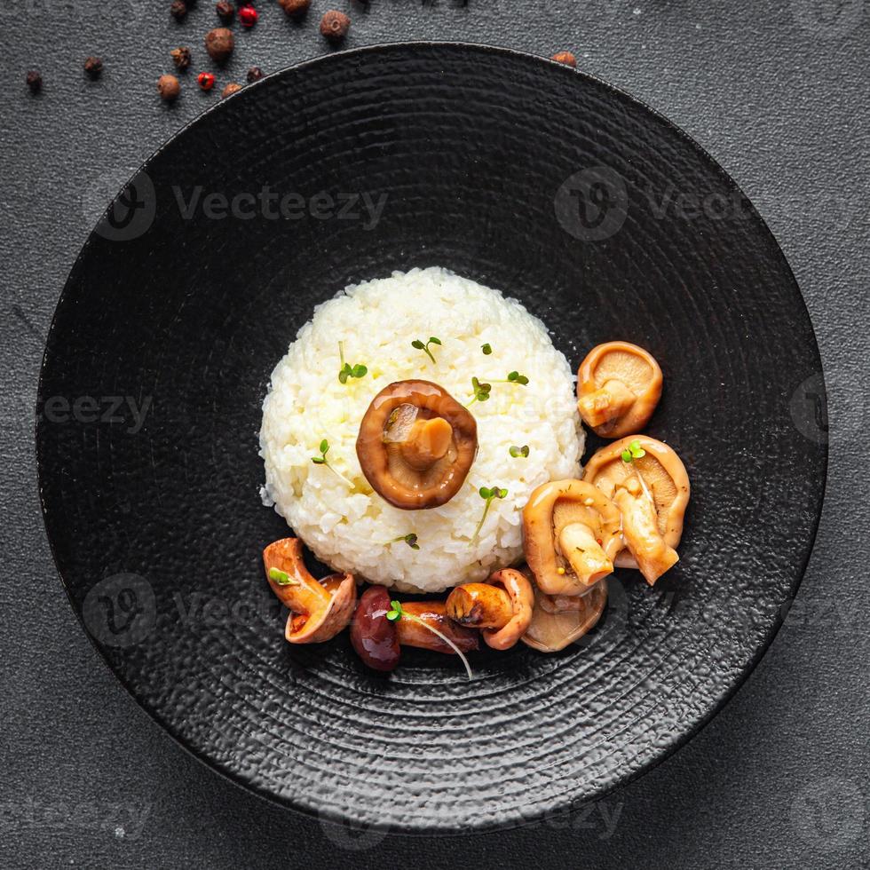 arroz com cogumelos risoto de segundo prato cogumelos foto
