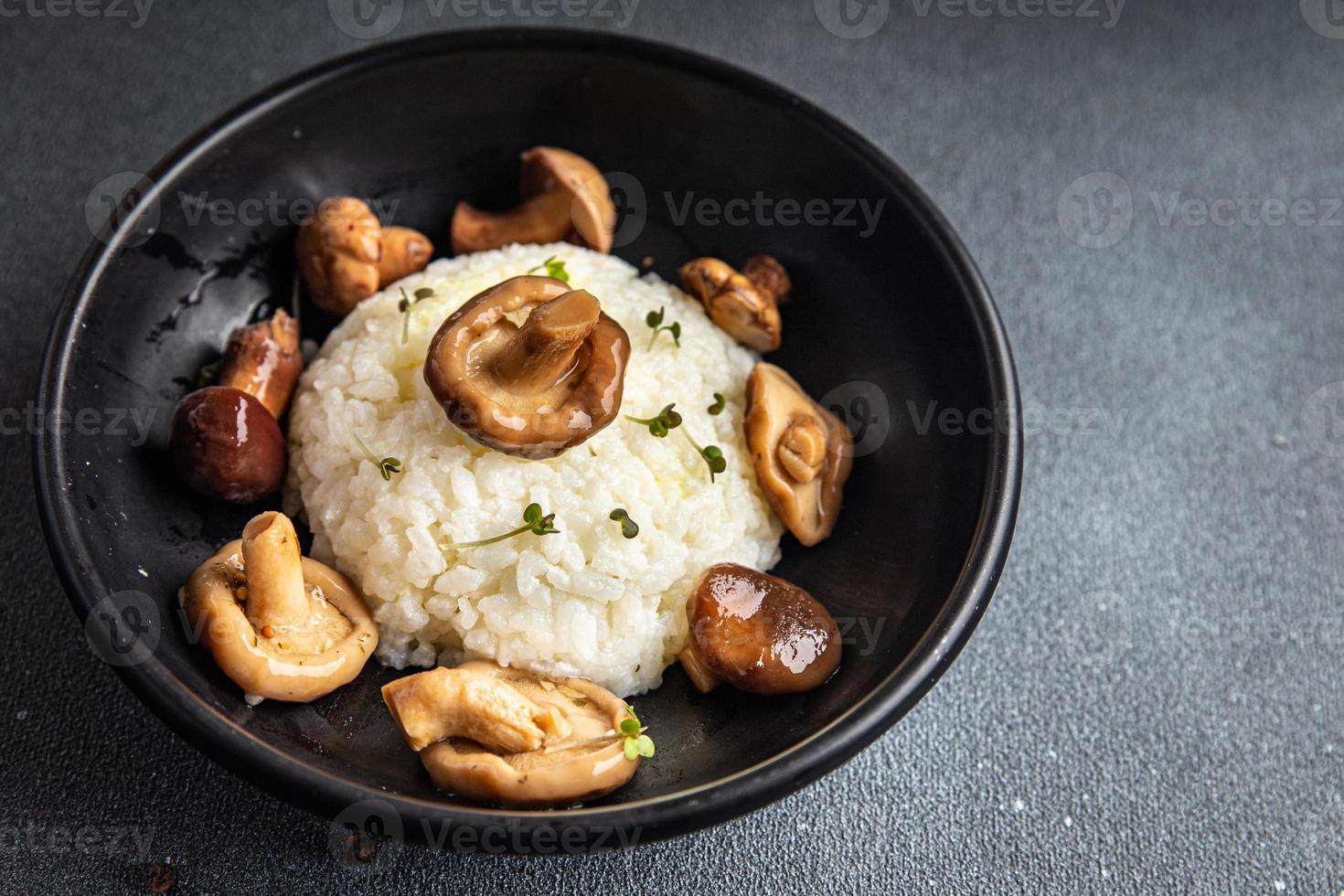 arroz com cogumelos risoto de segundo prato cogumelos foto