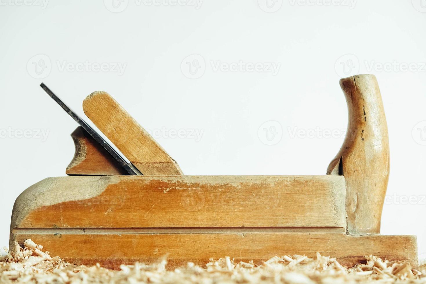 ferramenta de mão para trabalhar madeira velha em um fundo branco. jack-plane de madeira em um fundo branco foto