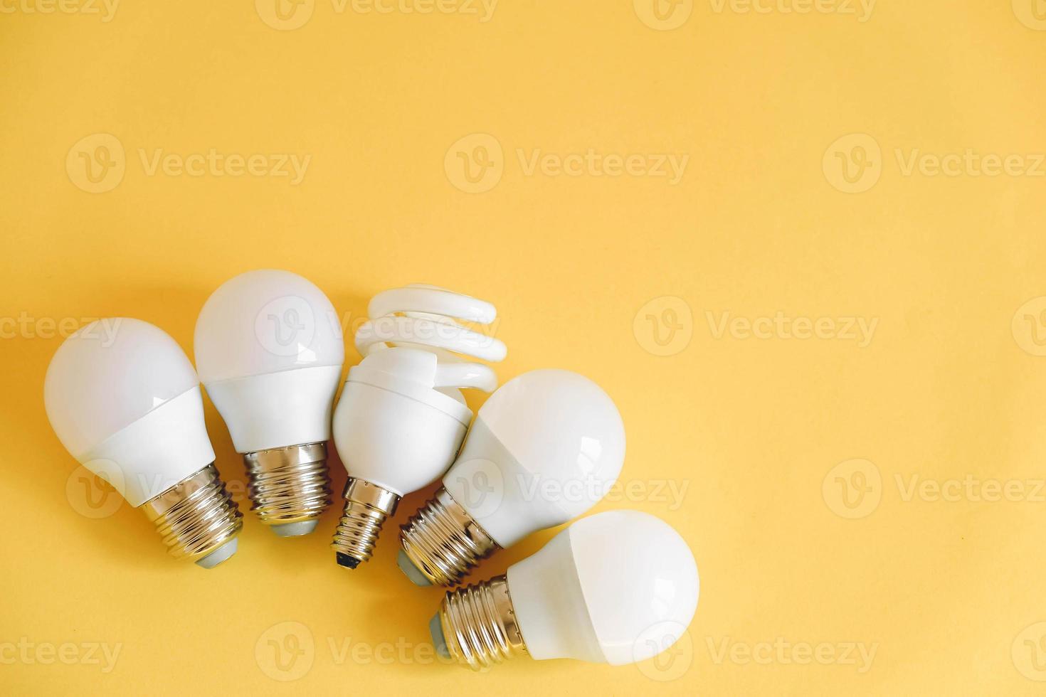 lâmpadas led em fundo amarelo foto