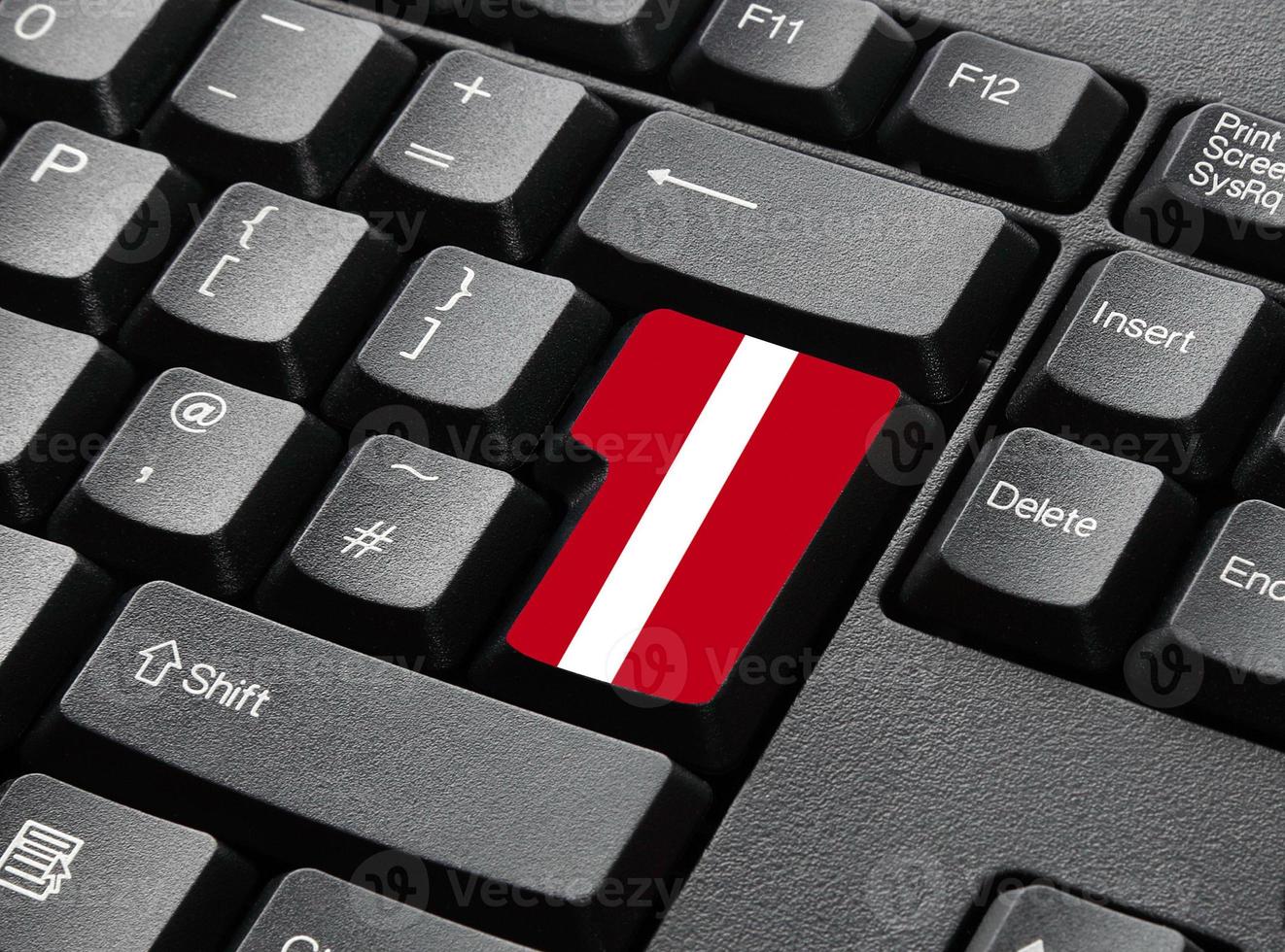 um teclado preto com teclas nas cores da bandeira para austia foto