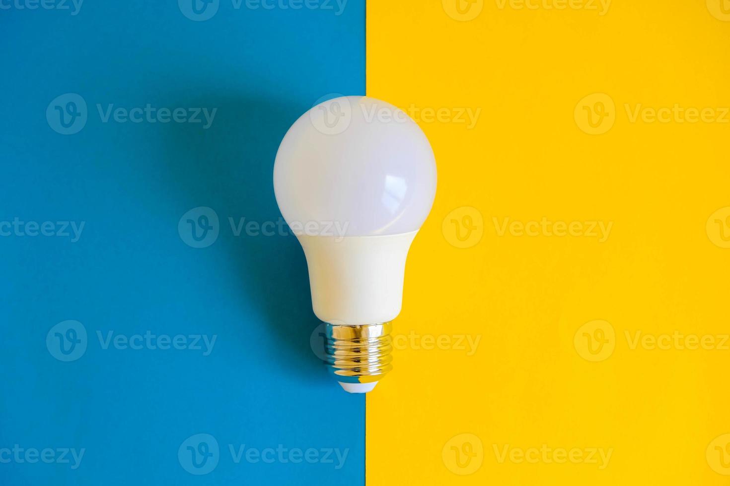 lâmpada led em fundo azul e amarelo foto