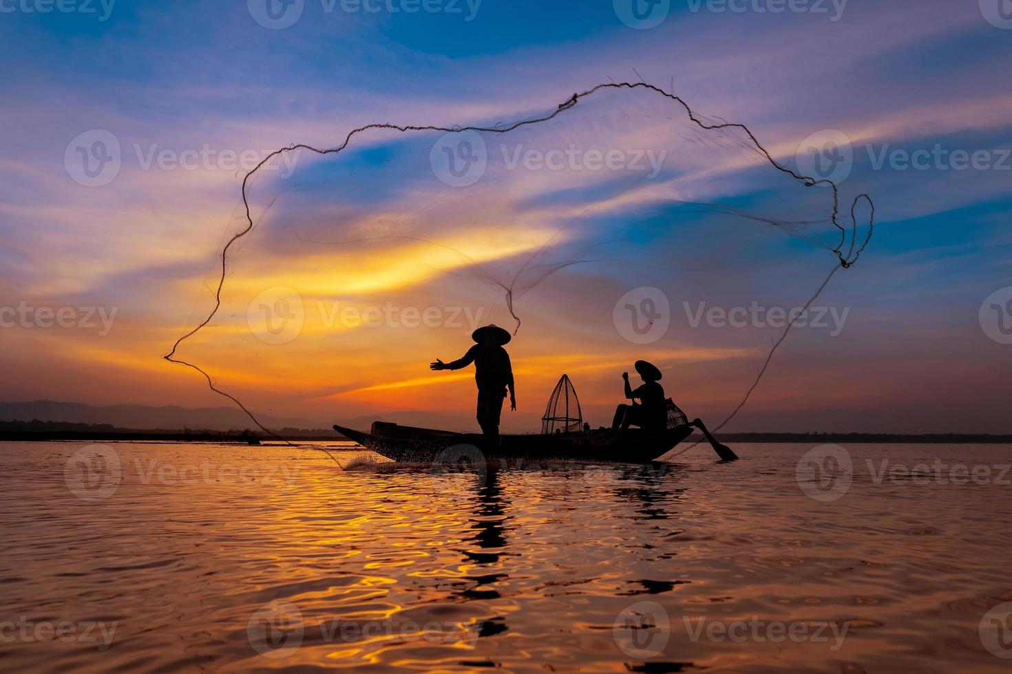 pescador asiático com seu barco de madeira no rio da natureza no início da manhã antes do nascer do sol foto