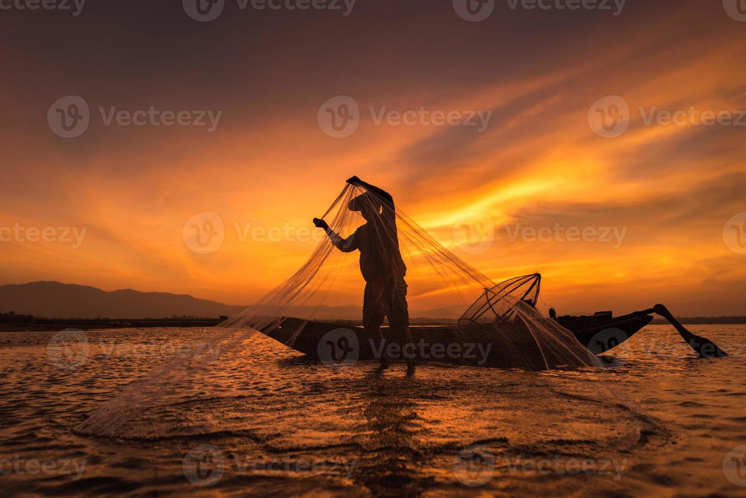 pescador asiático com seu barco de madeira no rio da natureza no início da manhã antes do nascer do sol foto