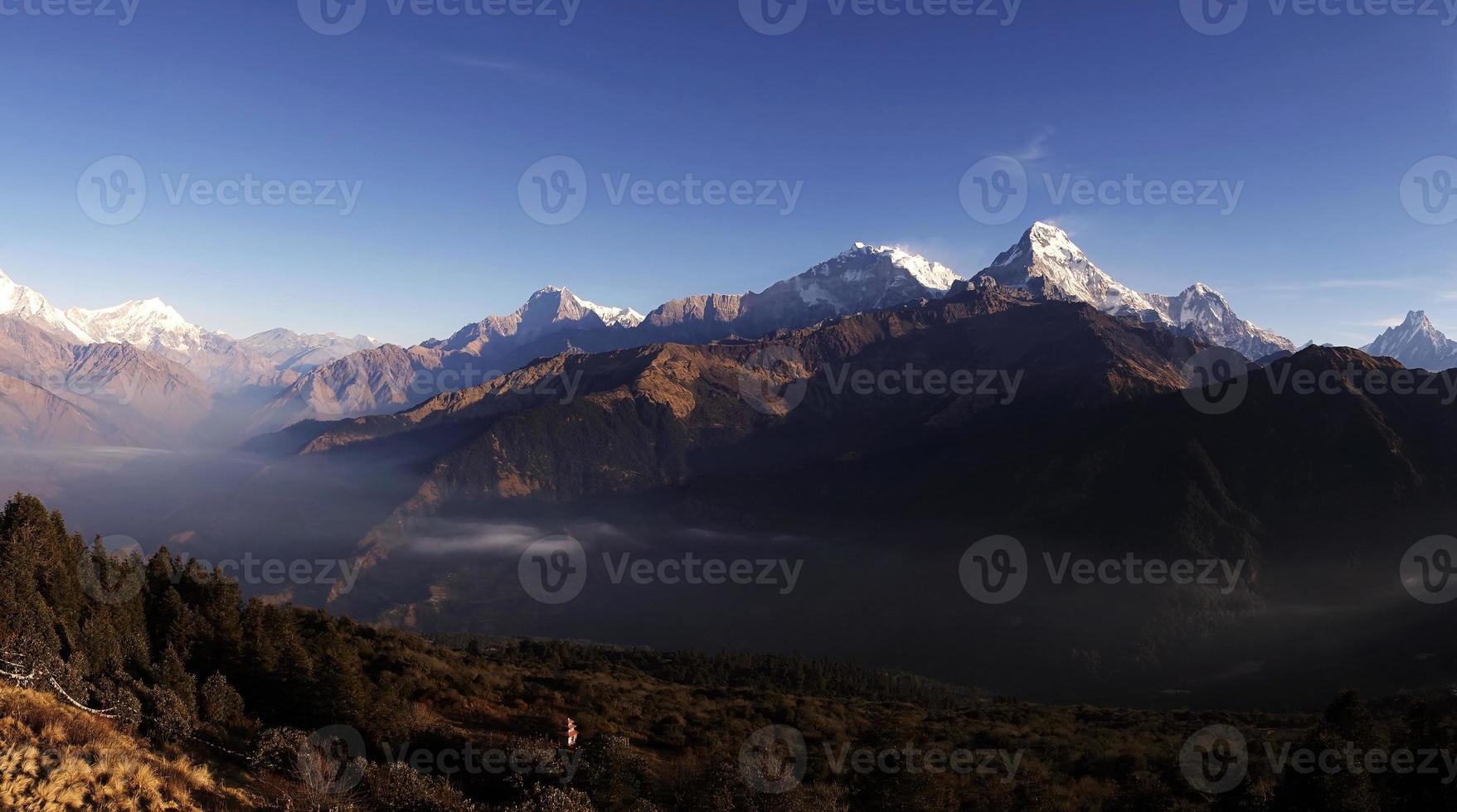 vista panorâmica da majestosa cordilheira do Himalaia durante o nascer do sol vista do ponto de vista de poon hill em nepal foto