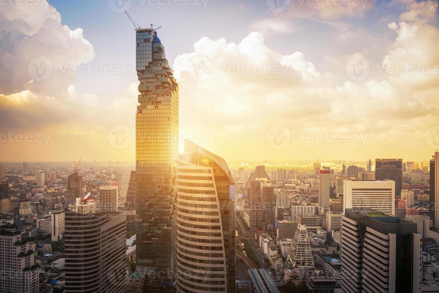 vista aérea do edifício moderno arranha-céu mahanakorn na zona de negócios em Bangkok, Tailândia foto