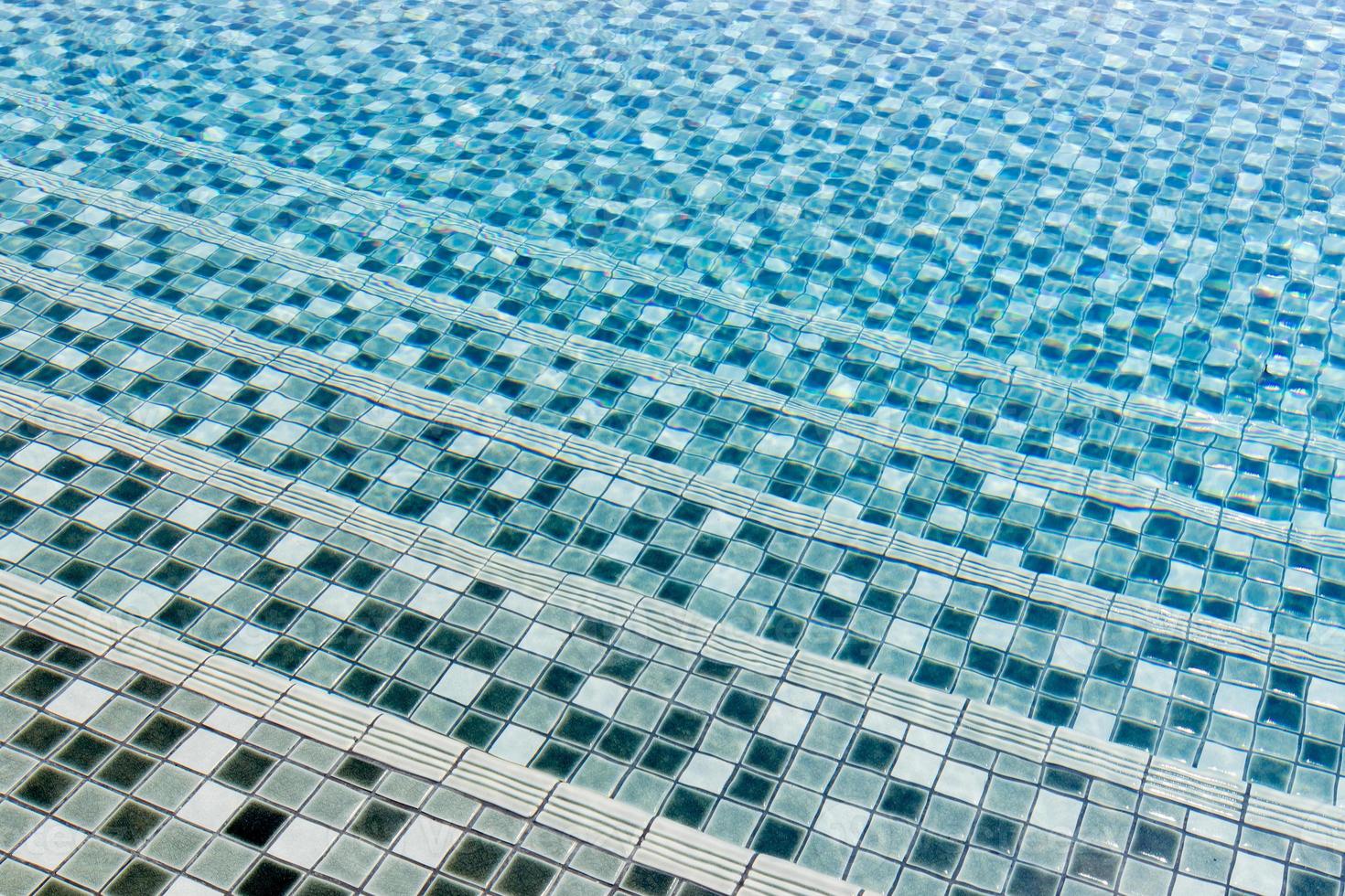 close up de fundo de ladrilho de piso de água de piscina foto