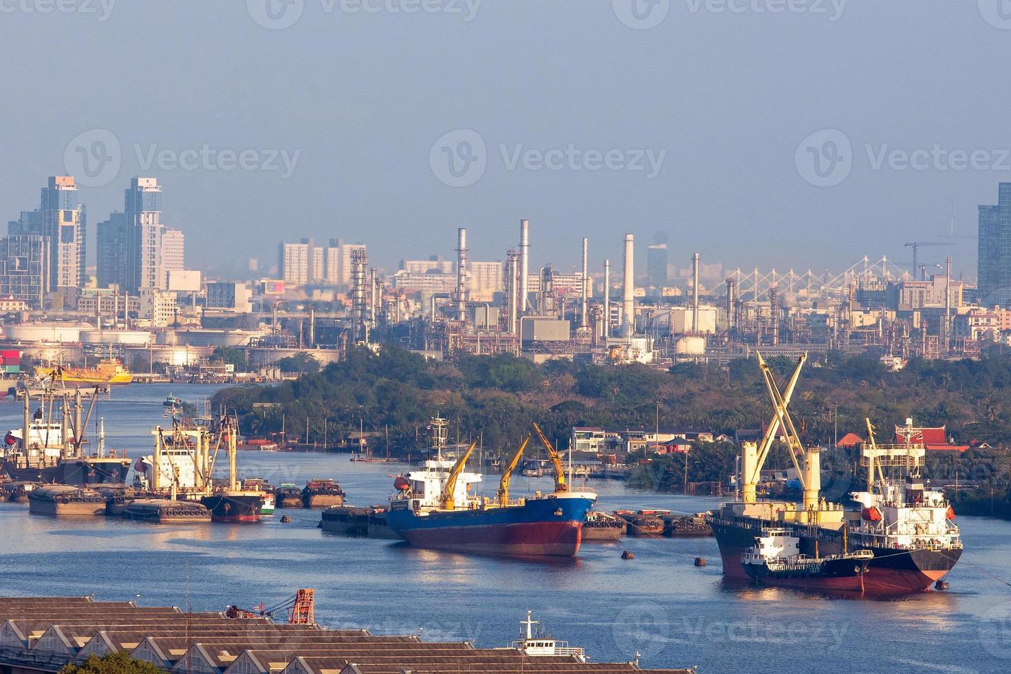 navios de carga em estaleiro para logística industrial global foto