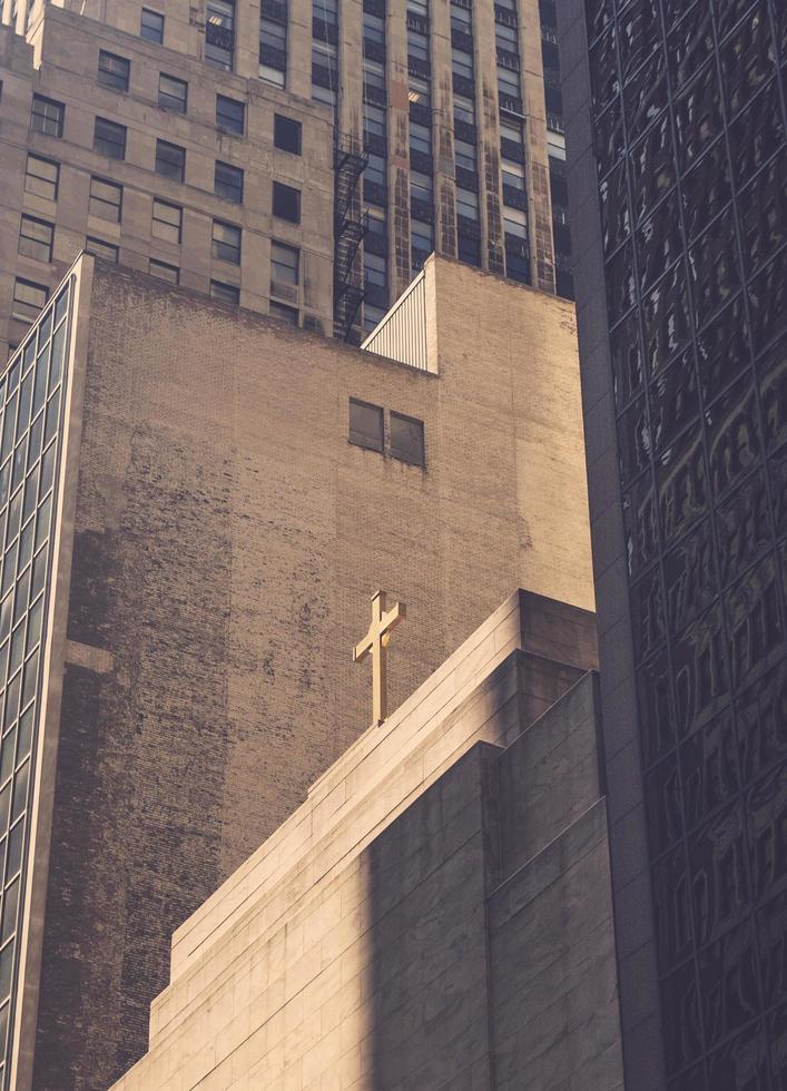 fotografia de baixo ângulo de edifício de concreto com cruz foto