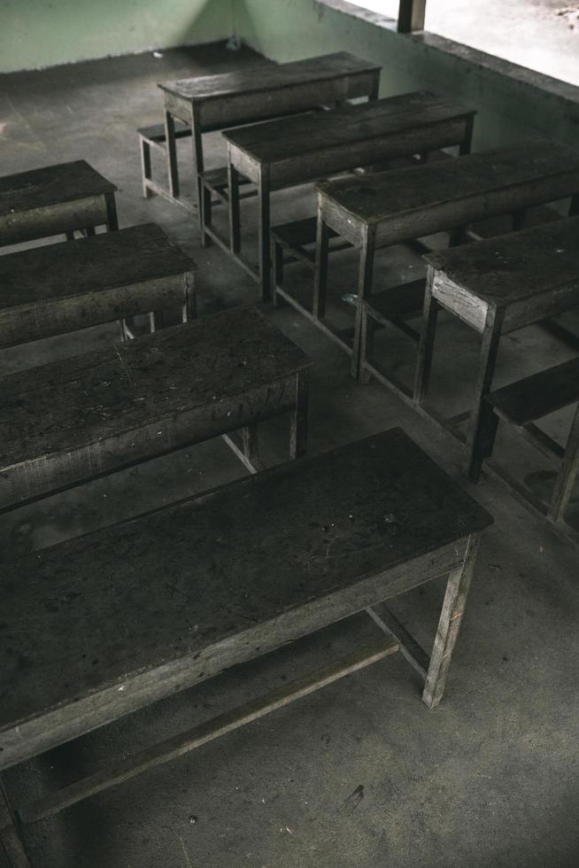 mesa de madeira em sala de aula no camboja foto