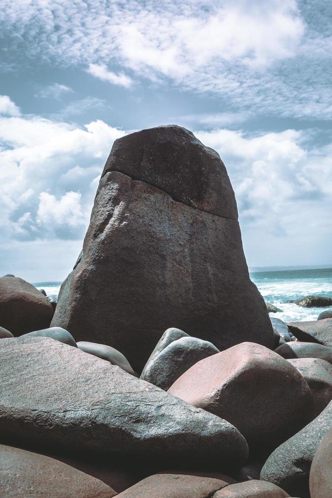 formação rochosa na costa da praia foto