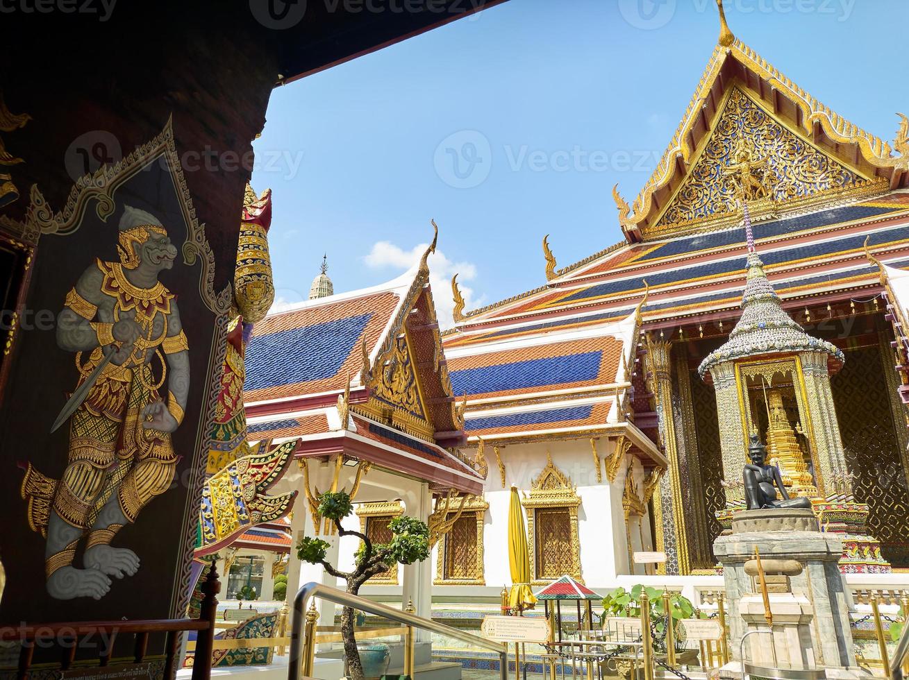 grand palace wat phra kaewtemple da esmeralda buddhalandmark da tailândia, onde turistas de todo o mundo não podem deixar de visitar. foto