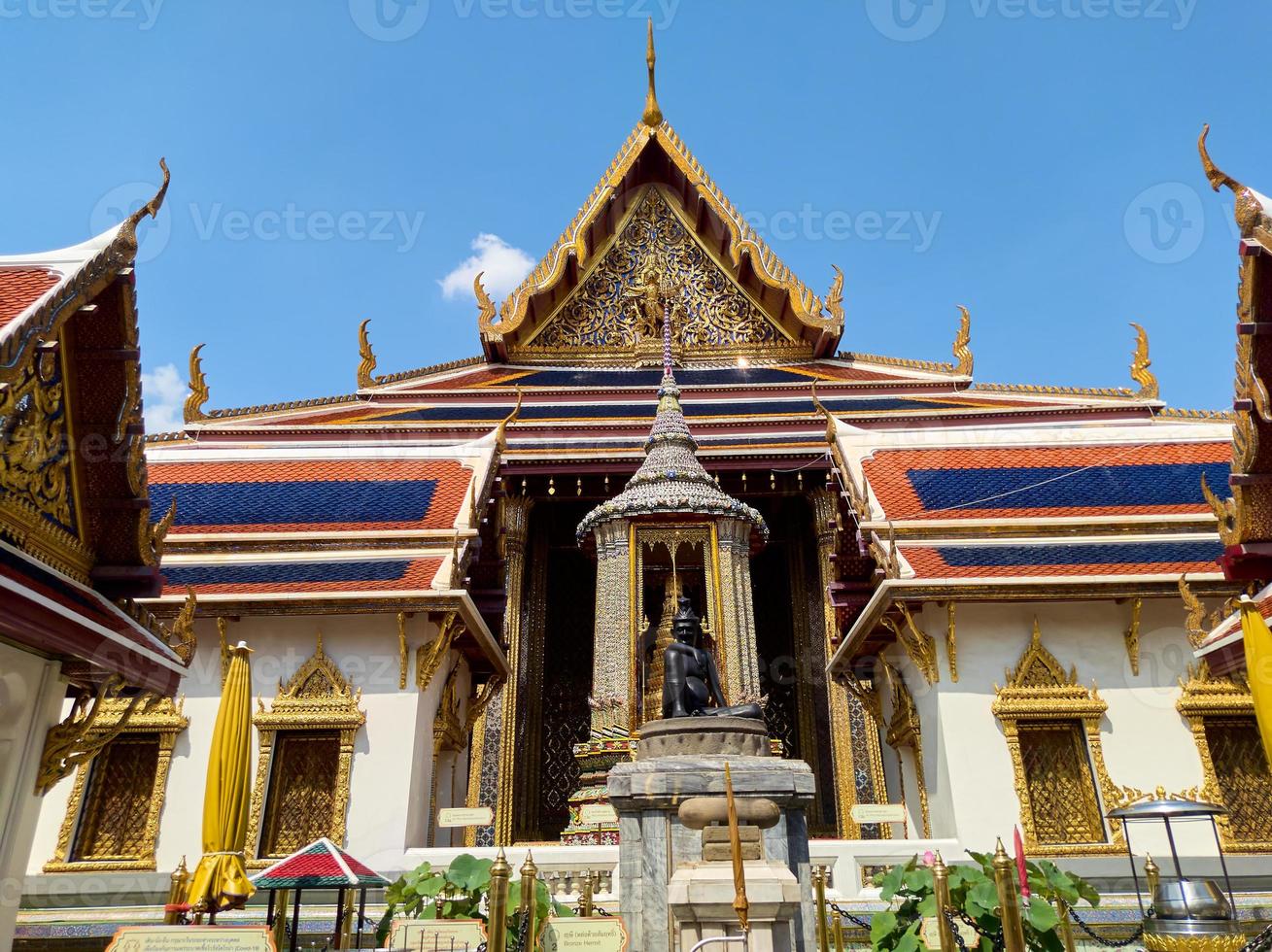 grand palace wat phra kaewtemple da esmeralda buddhalandmark da tailândia, onde turistas de todo o mundo não podem deixar de visitar. foto