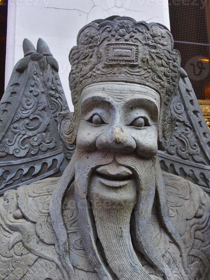 estátua de pedra em wat phra chetuphonwat pho da tailândia. foto