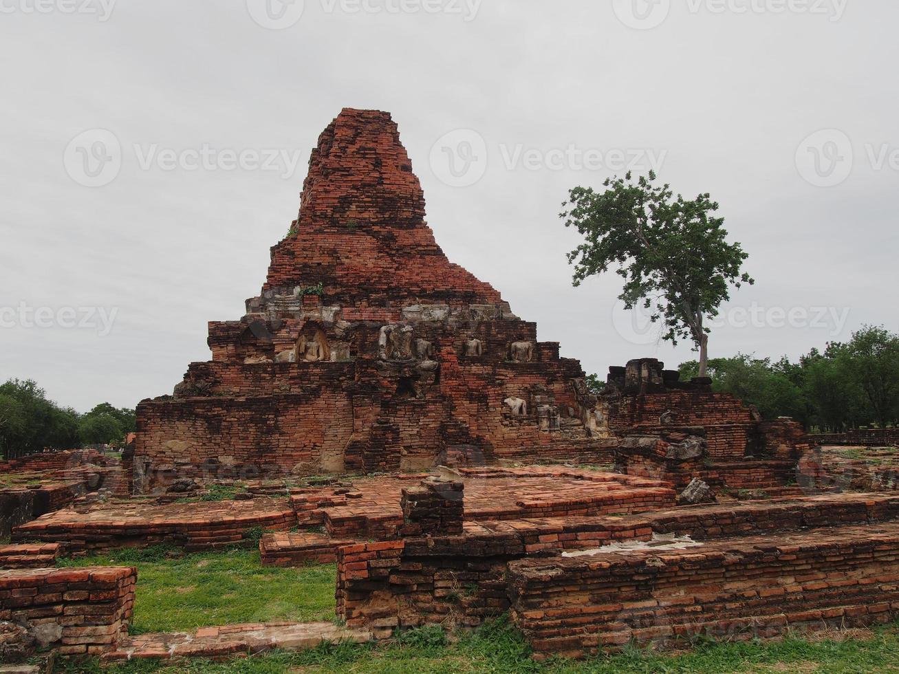 o templo de wat phra phai luang localizado no parque histórico de sukhothai é um patrimônio mundial e tem uma história de construção em sukhothai localizado fora da parede norte da cidade. foto