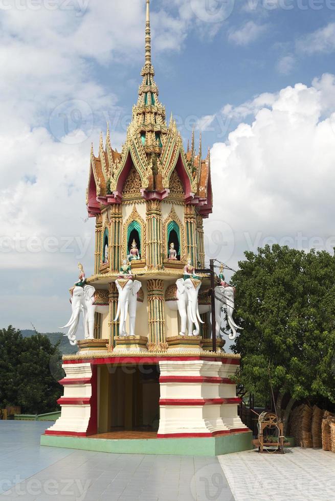 templo de Buda no topo na Tailândia. foto