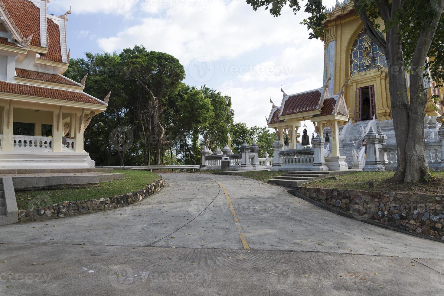 o templo de Buda no topo de uma montanha na Tailândia. foto