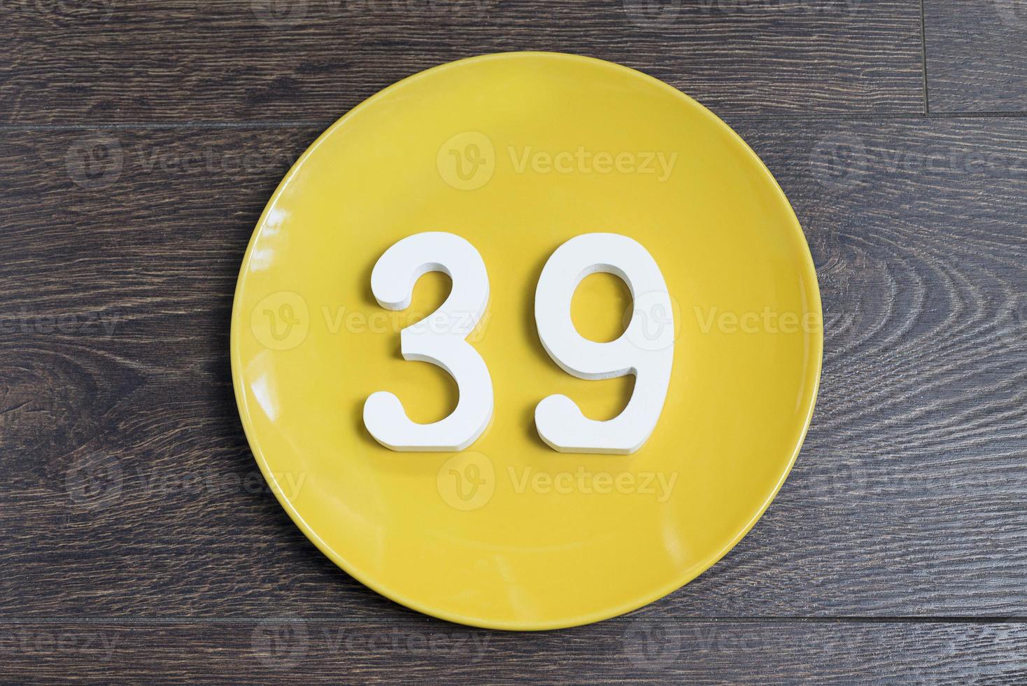 o número trinta e nove na placa amarela. foto