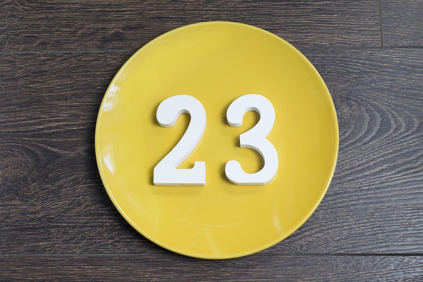 figura vinte e três placa amarela. foto