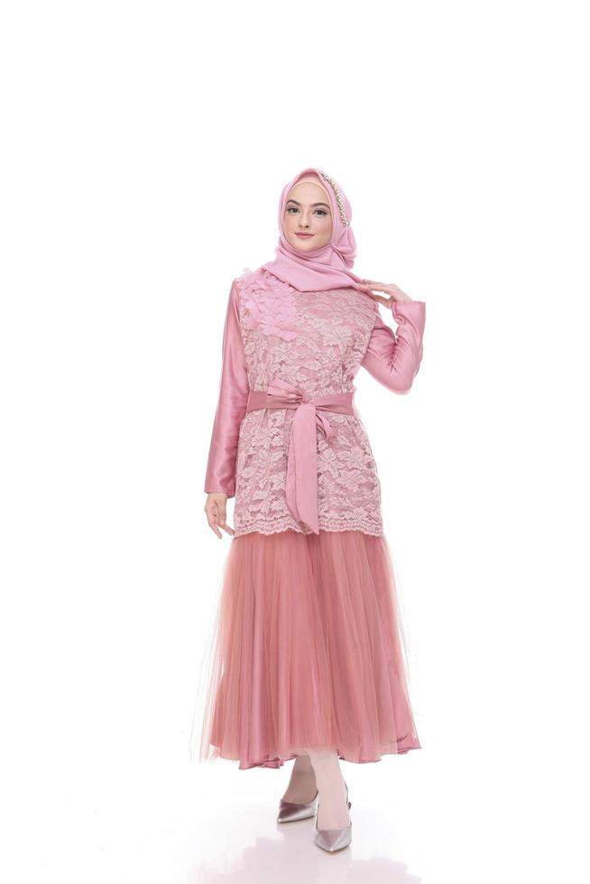 bela modelo feminino islâmico vestindo a moda hijab, uma roupa de estilo de vida moderno para a mulher muçulmana. conceito de vestido de noiva, beleza ou eidul fitri. uma modelo asiática usando hijab em uma sessão de fotos interna