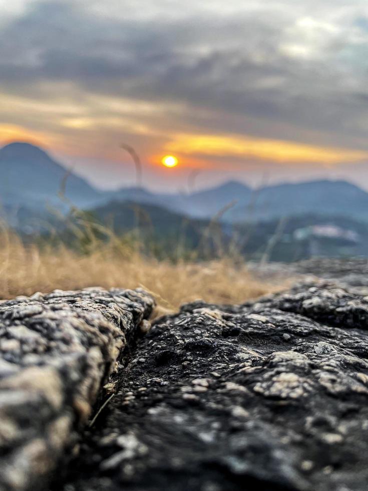 bela paisagem nascer do sol sobre as montanhas pela manhã foto