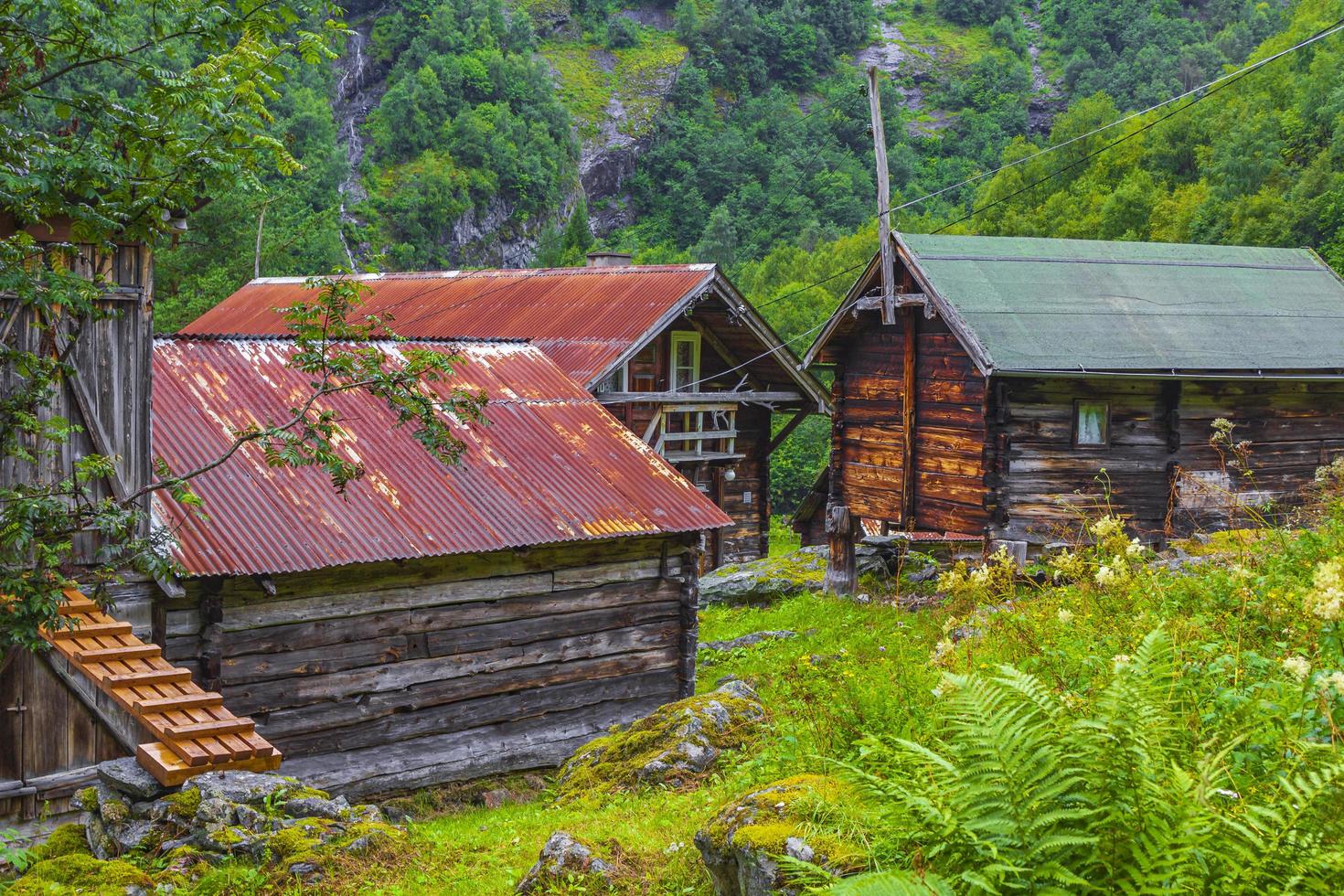 velhas cabanas de madeira cabanas em utladalen noruega mais belas paisagens. foto