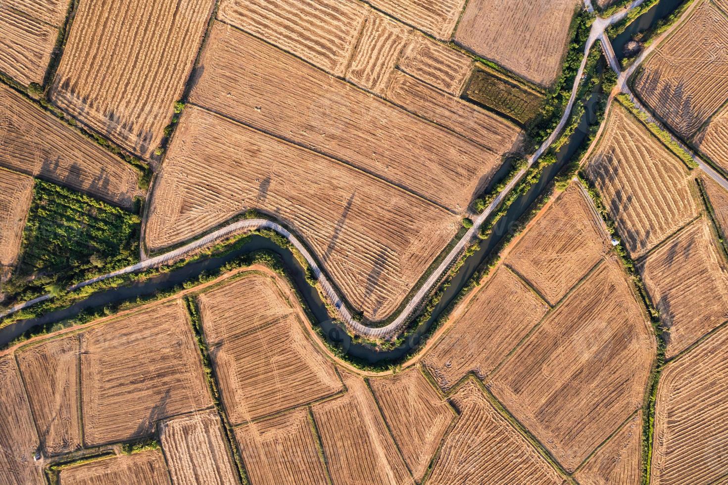 campos agrícolas estéreis com canal de irrigação em fazendas na zona rural foto