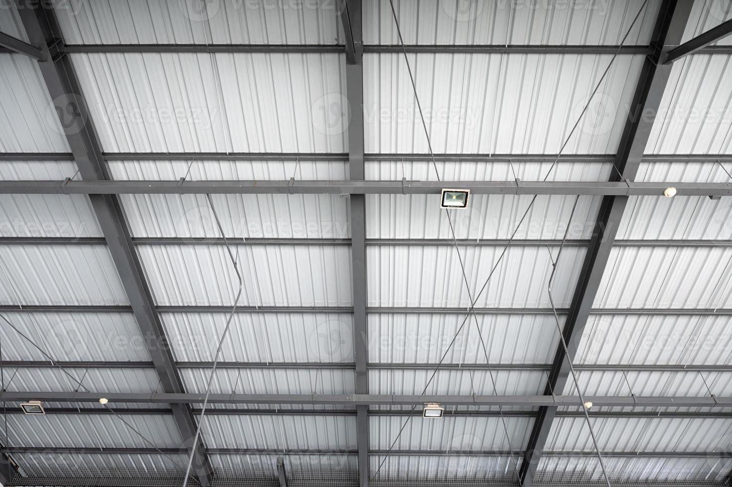 estrutura de aço com teto de telhado em fábrica de armazém foto