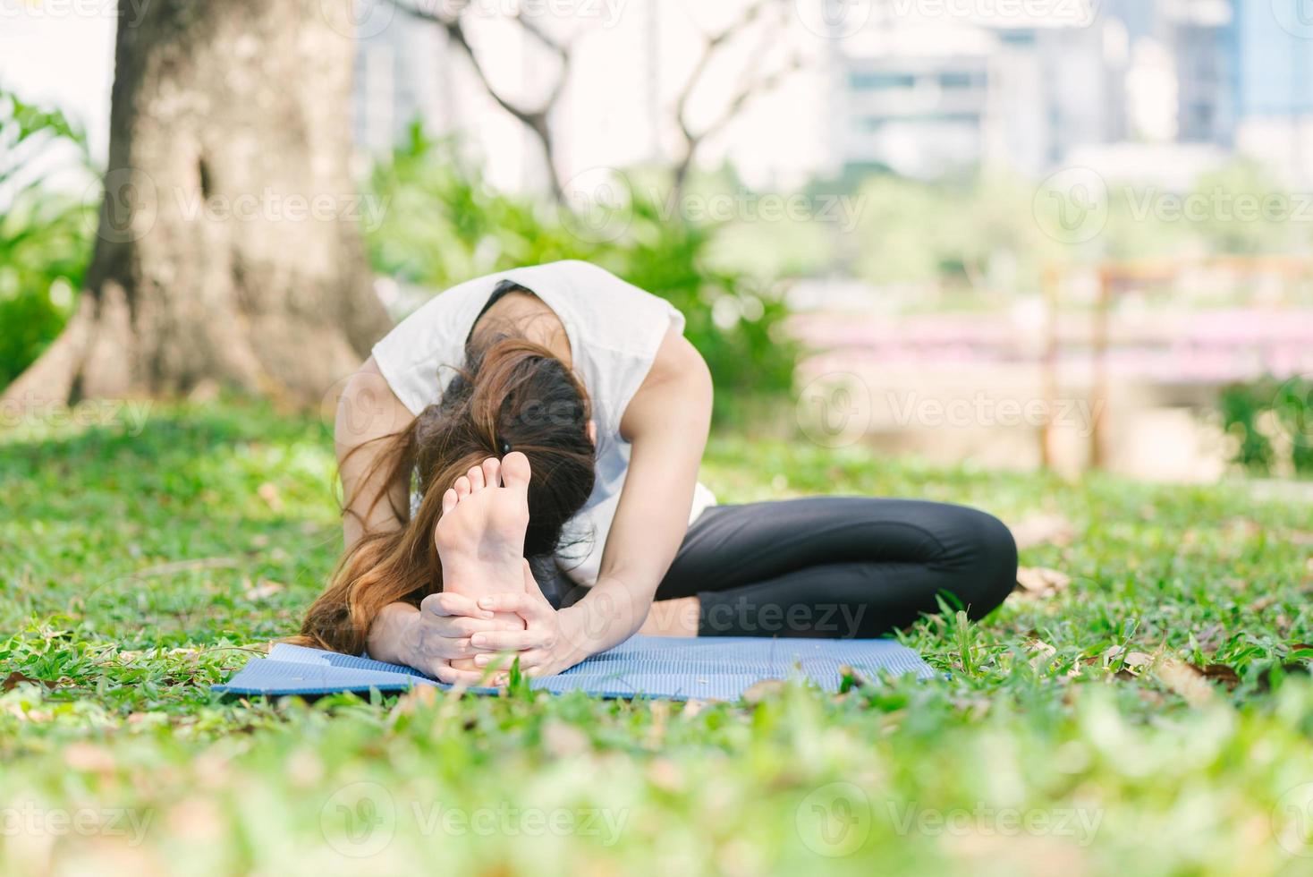 jovem mulher asiática ioga ao ar livre, mantenha a calma e medite enquanto pratica ioga para explorar a paz interior. ioga e meditação trazem bons benefícios para a saúde. esporte de ioga e conceito de estilo de vida saudável. foto