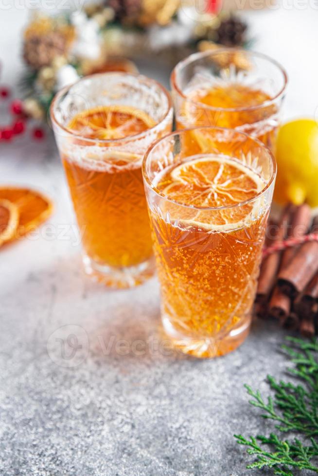 Coquetel de Natal com vinho quente e espumante, especiarias para vinho grogue foto