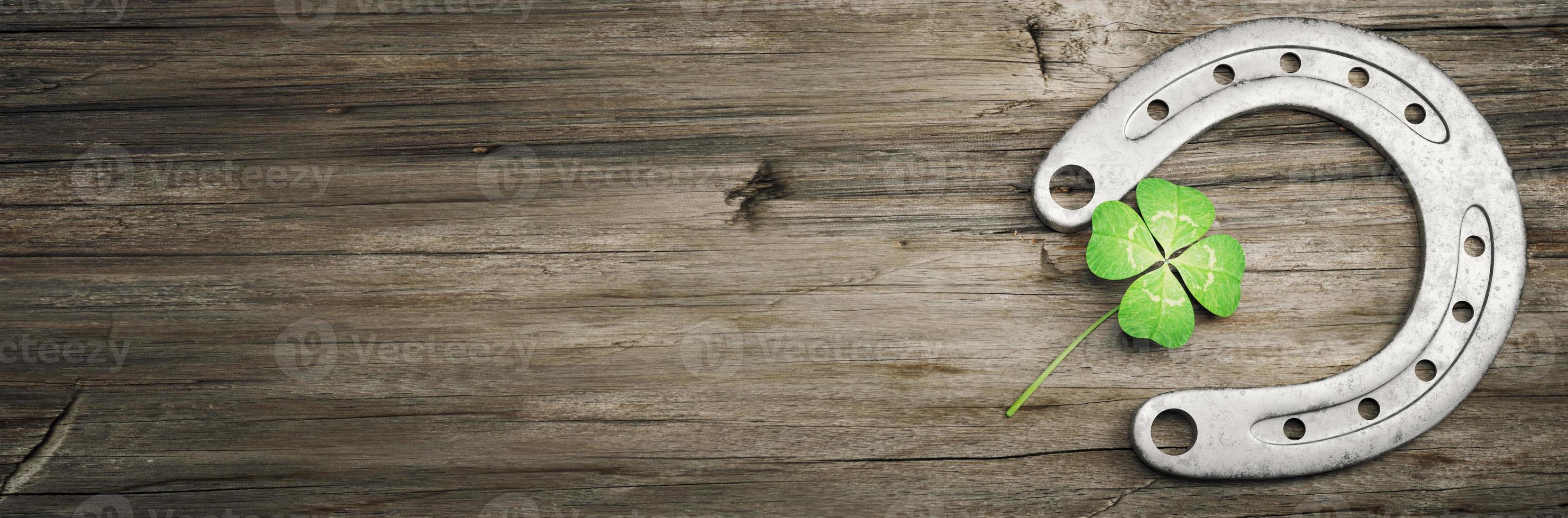 ferradura com trevo da sorte em fundo de madeira. Ilustração 3D foto