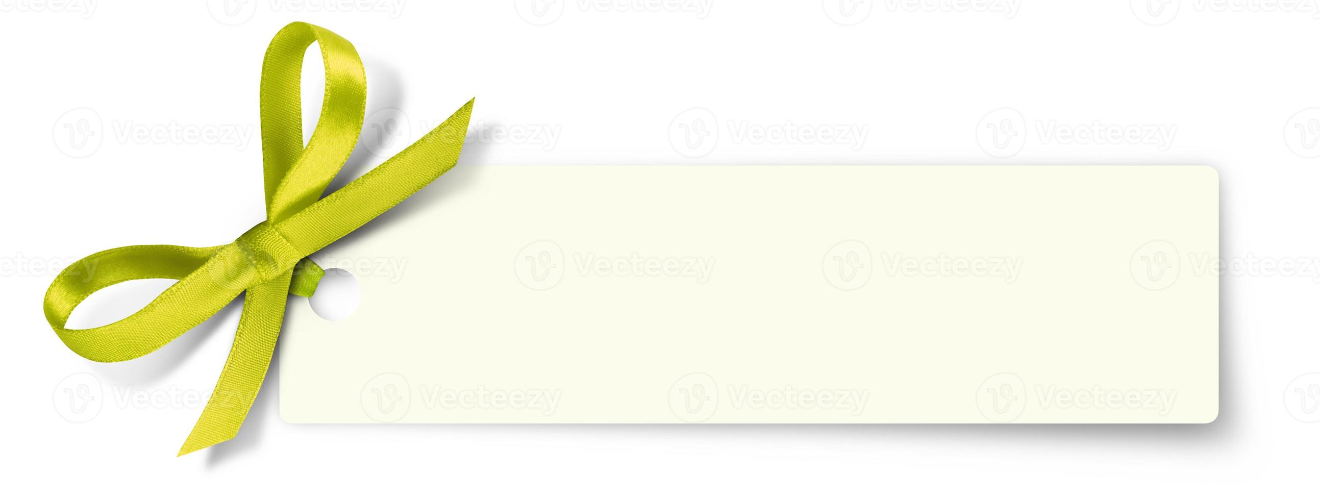 nota de cartão-presente com fita em fundo isolado foto