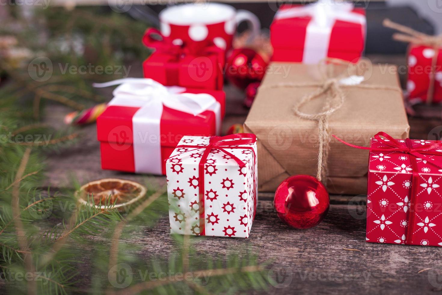 artesanal embrulhado caixas de presente de Natal em comemorar o fundo. foto