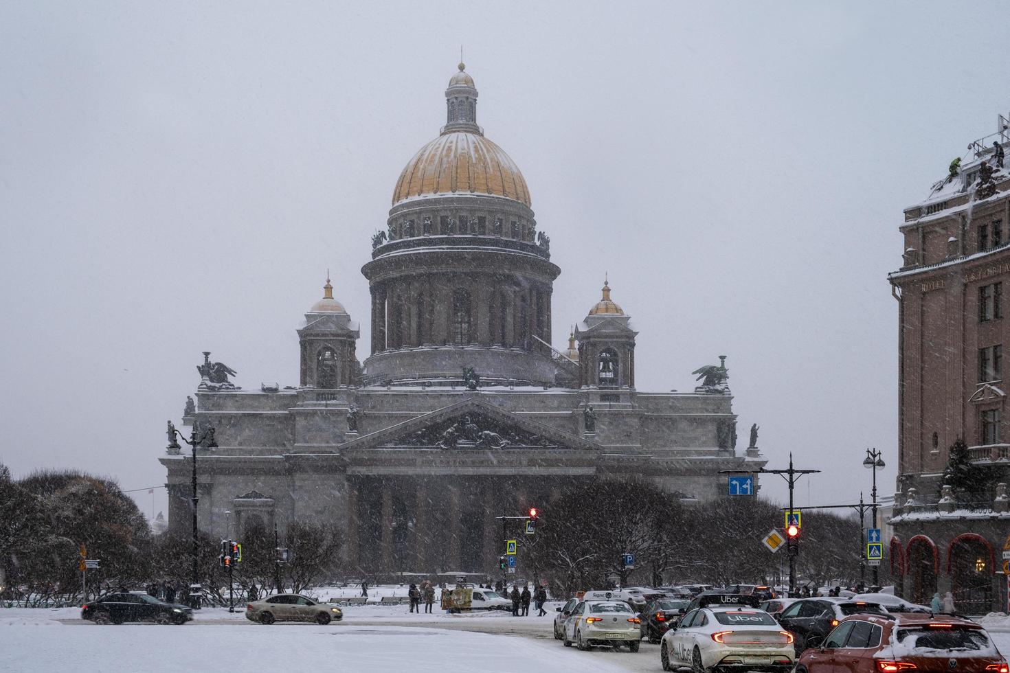 saint-petrsburg, rússia. - 04 de dezembro de 2021.square, rua movimentada da cidade com fluxo de carros e magnífica st. catedral de isaac foto