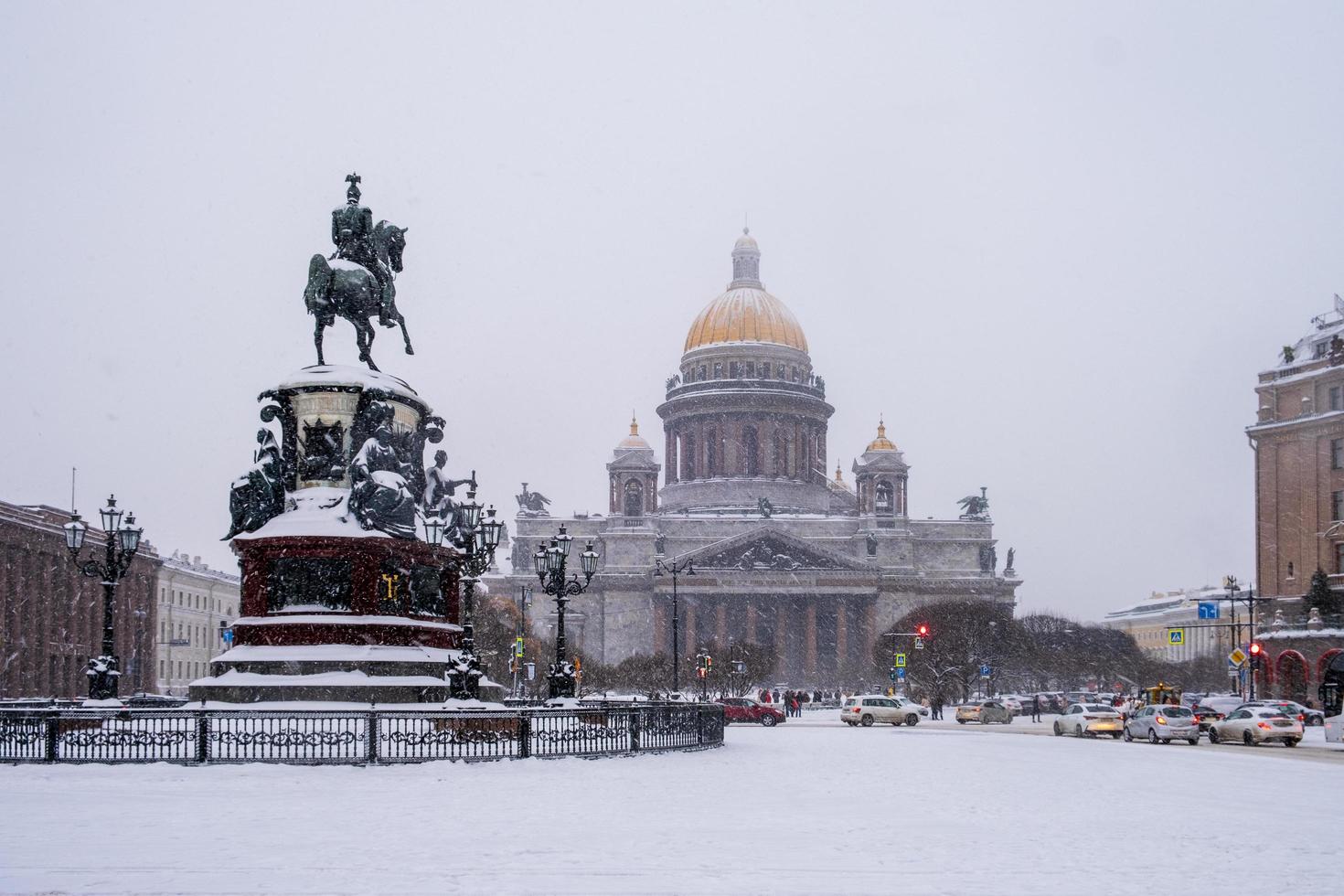 saint-petrsburg, rússia. - 04 de dezembro de 2021. vista de st. catedral de isaac e estátua equestre do imperador nicolau 1. foto