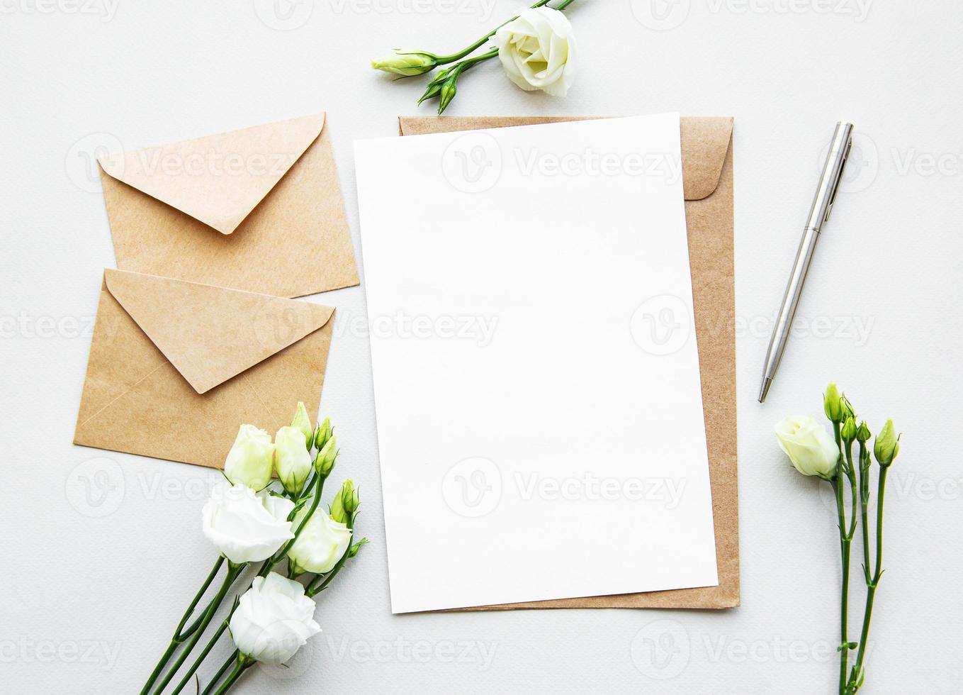 flores e envelopes brancos eustoma foto