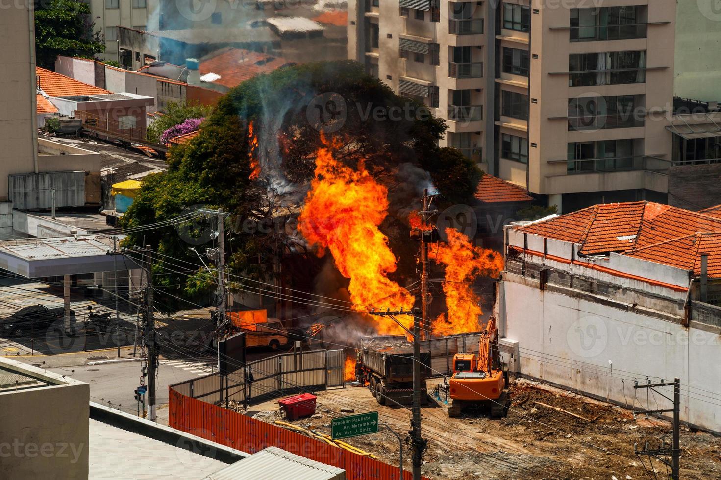 grande chama de incêndio causada por vazamento de gás em tubulação sob rua de são paulo. a cidade famosa por sua vocação cultural e empresarial no brasil. foto