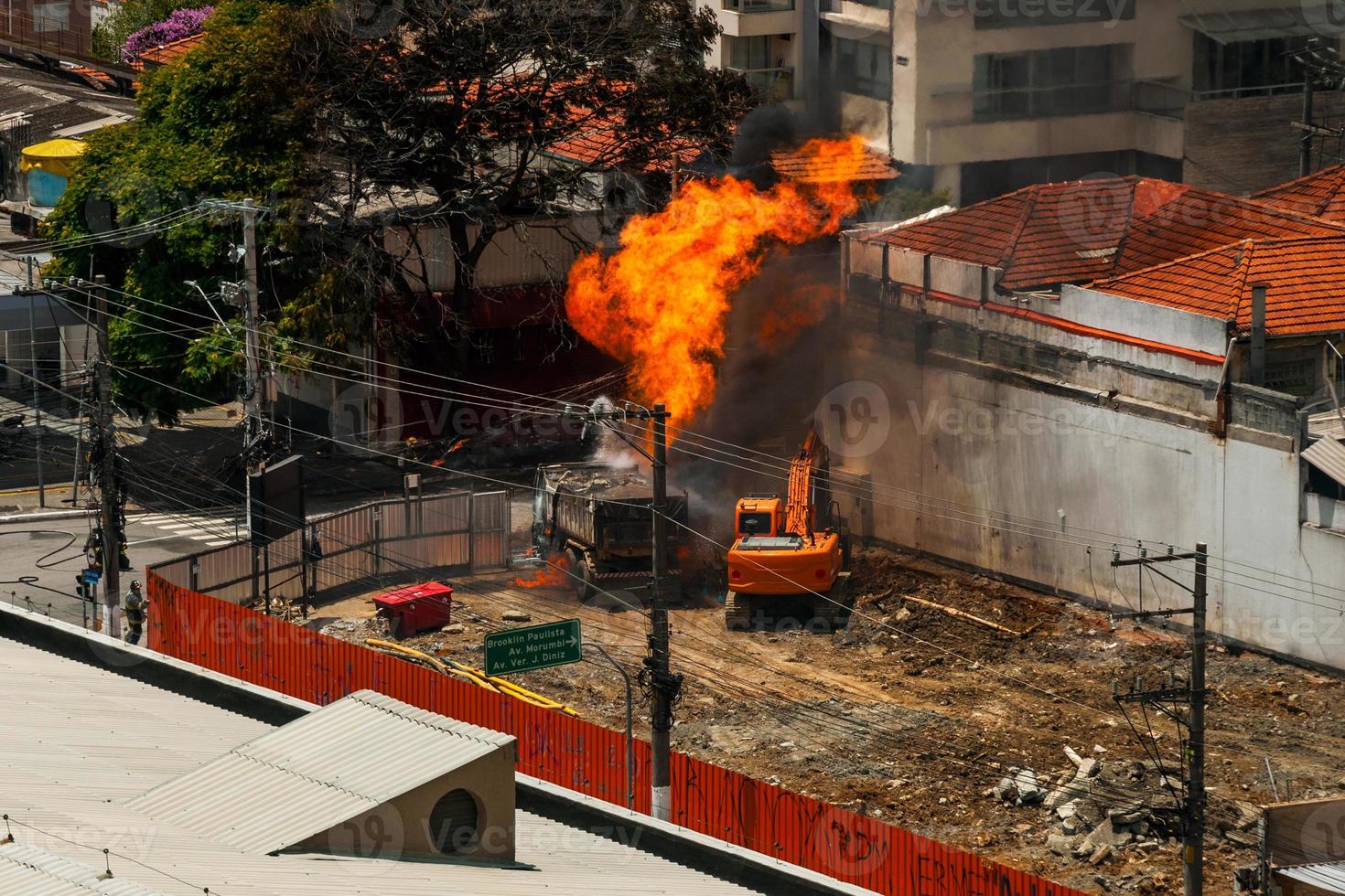 grande chama de incêndio causada por vazamento de gás em tubulação sob rua de são paulo. a cidade famosa por sua vocação cultural e empresarial no brasil. foto